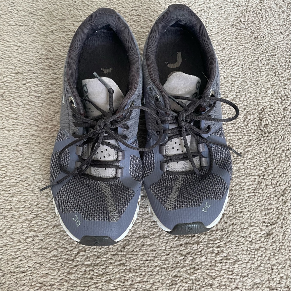 On Women’s Cloud 5 Tennis Shoe in Size 6